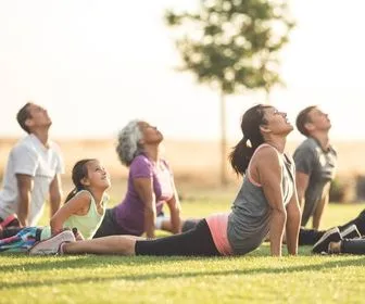 Séance de yoga en famille