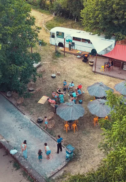 L'espace guinguette à l'ombre dès 16h. Baignade à quelques mètres !