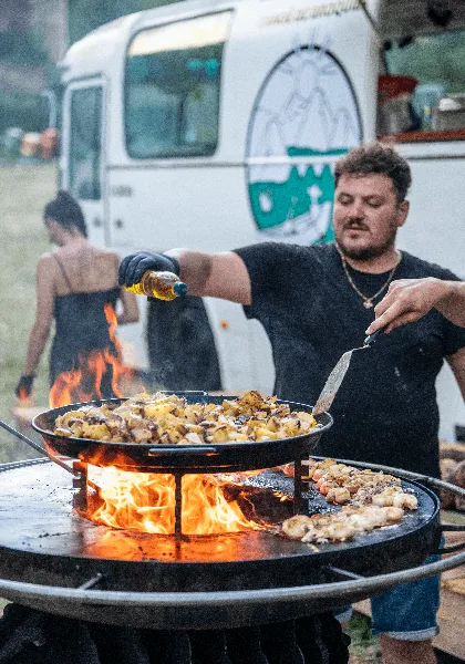 Le chef Théo Gourdy et son brasero.