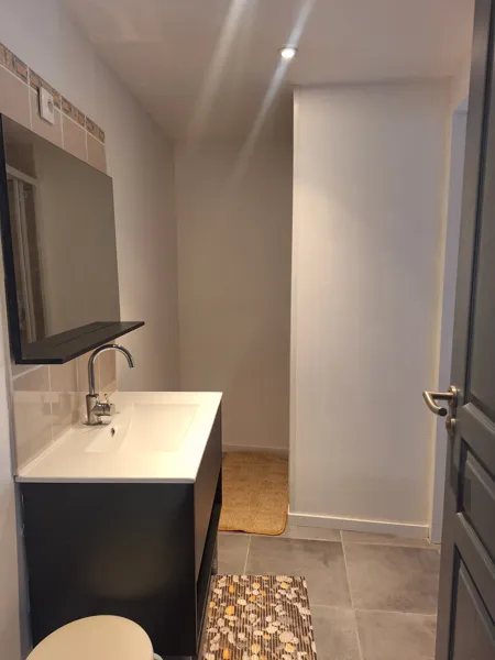 Salle de bain commune aux deux chambres