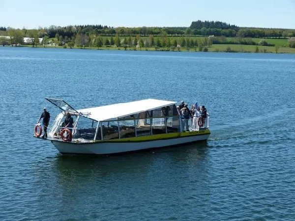 Balade en bateau-promenade Le Papillon Jaune sur le lac de Pareloup