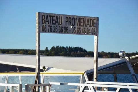 Bateau-promenade Le Papillon Jaune sur le lac de Pareloup, OFFICE DE TOURISME DE PARELOUP LEVEZOU