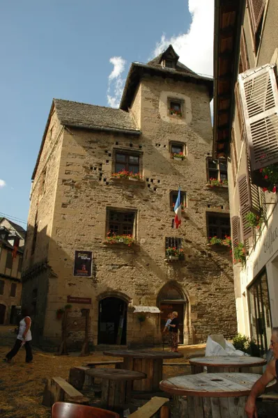 Le Collège abritant le Bureau d'information touristique d'Estaing, OT Terres d'Aveyron