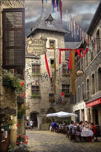 Ruelles Médiévales - Le Collège en arrière-plan, Yvon Lacaille