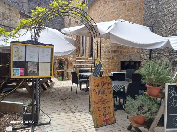 Terrasse à l'intérieur des remparts, La Tour Valette