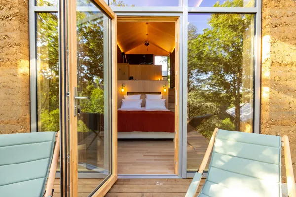 Eco-lodge FEU Chambre et extérieur terrasse