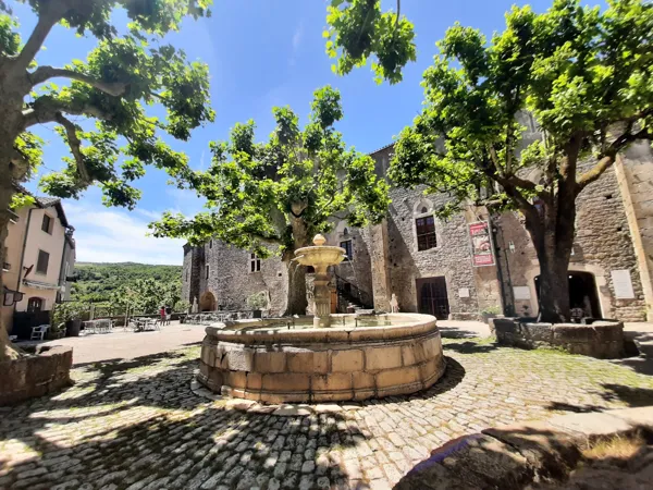 Place de la fontaine - Entrée du site de la Commanderie, COMMANDERIE TEMPLIERE ET HOSPITALIERE DE SAINTE-EULALIE DE CERNON