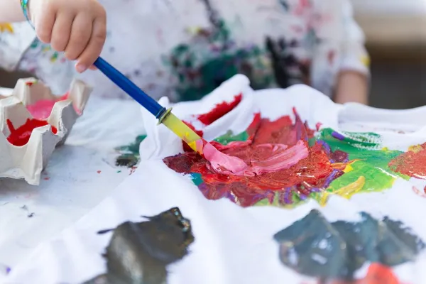 Atelier Parents-bébé : la peinture sous toutes ses formes