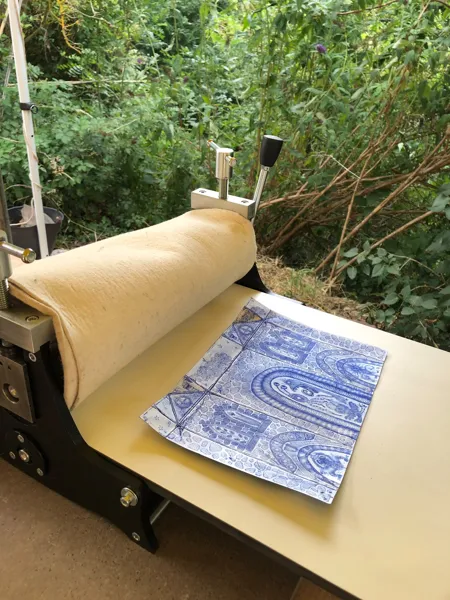 Atelier gravure sur Tetra Pak