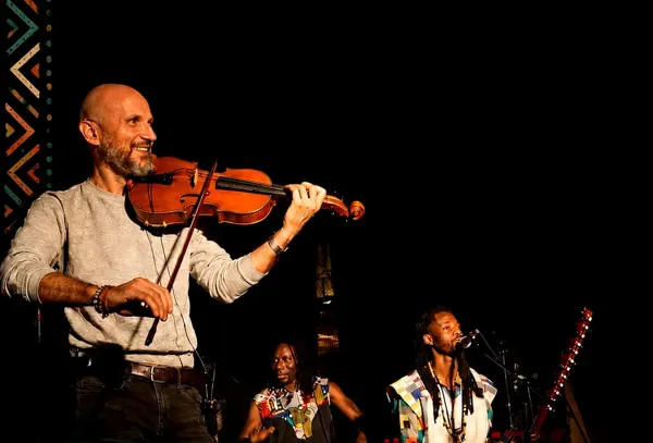 Concert de Bouba et Manko au cœur du cirque de Saint-Géniez de Bertrand