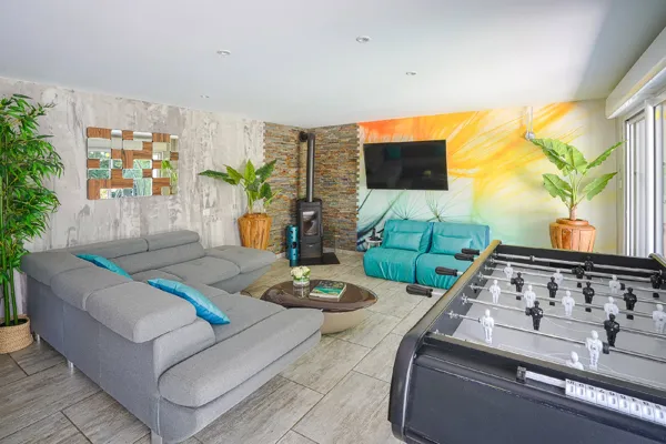 villa 5 étoiles avec salon design et nature équipée du confort moderne avec babyfoot, pétanque et ping-pong Gite Dandelion Mostuéjouls, Dandelion Gîte Spa Nature Design Gorges du Tarn