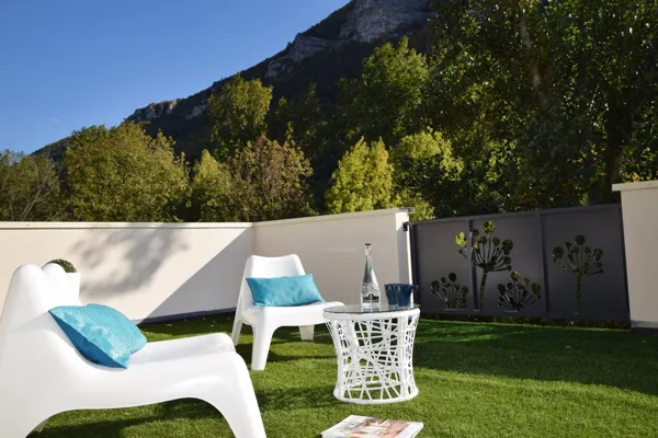 détente sur l'une des 4 terrasses panoramiques avec vue imprenable sur les Gorges du Tarn et la rivière gîte Dandelion Aveyron, Dandelion Gîte design et Spa Aveyron