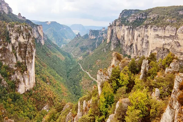 nombreux départs de randonnée au pied du gîte avec paysage spectaculaire des Gorges du Tarn et de la Jonte Dandelion gite spa villa d'exception 5 étoiles Mostuéjouls, Dandelion Gîte Spa Nature Design Gorges du Tarn