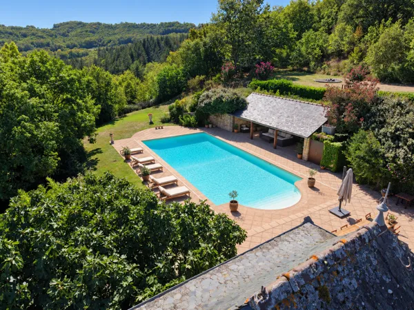 La grande piscine de Les Gardes, entourée de verdure dans un cadre paisible à Najac.