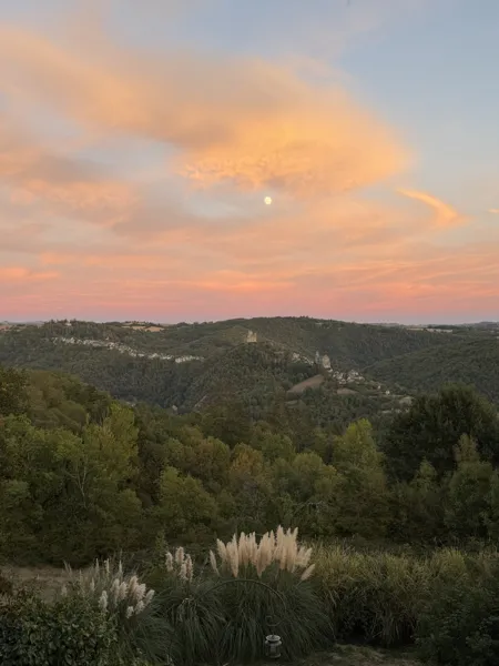 Vue depuis Les Gardes sur Najac et sa forteresse, au coucher du soleil.