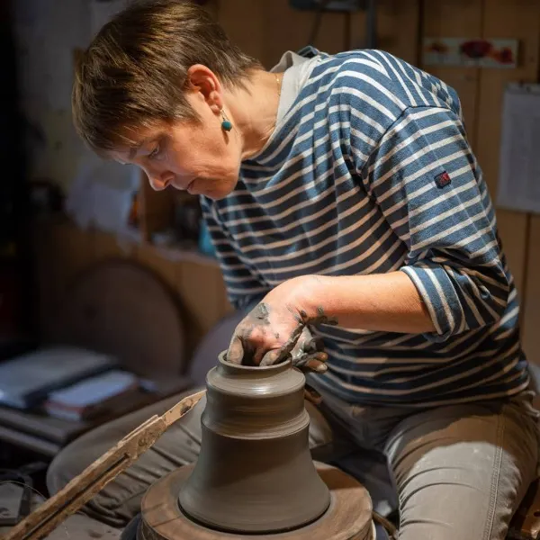 En Coulisse - Découvrez la fabrication d'un épi de faîtage en grès