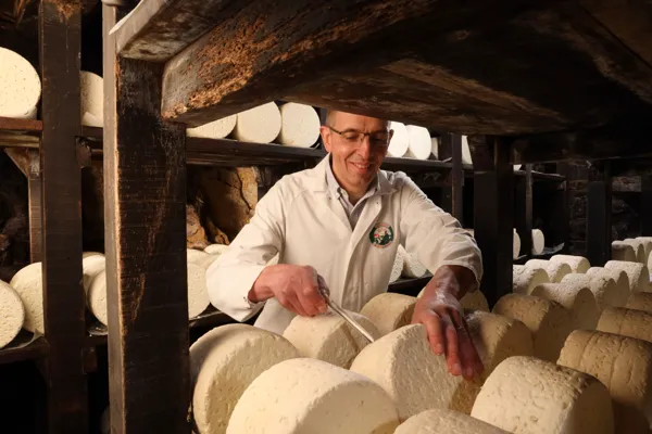 En Coulisse - Découvrez le savoir-faire de la fabrication traditionnelle à la main d'un Artisan Fromager depuis 3 générations
