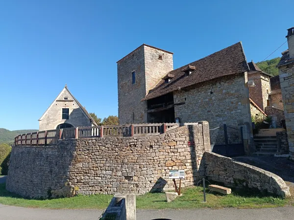 La roque d'Ambeyrac : une tour sur un rocher