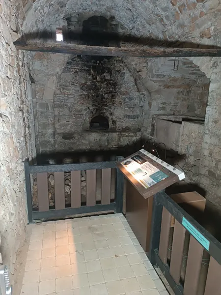 Menez l'enquête pour pénétrer dans les lieux les plus secrets du Claux
