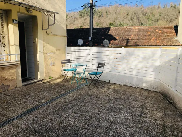 Jolie terrasse d'environ 20m2 avec clôture refaite à neuf en 2025.