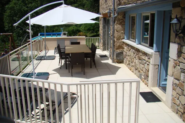 La grande terrasse avec l entrée entièrement fermée pour les jeunes enfants ou votre animal de compagnie