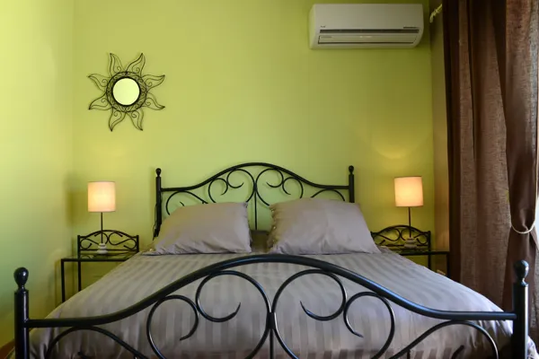 Chambre verte du premier étage accès sur la terrasse du SPA .