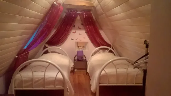 Chambre rose deuxième étage avec deux lits en 90
