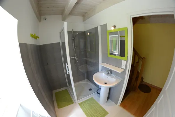Salle d eau du premier étage avec douche 90x90
