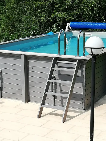 Piscine avec échelle d accès amovible