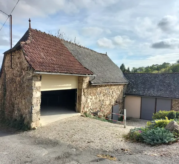Un grand garage de 80m² fermé avec volet roulant . Grande sécurité pour vélos , voitures , motos