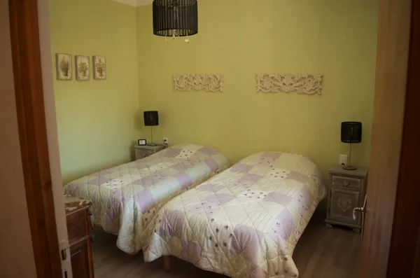 chambre avec 2 lits en 90 cm