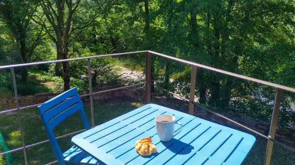 Vue sur la rivière depuis la terrasse