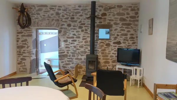 Coin salon avec poêle à bois