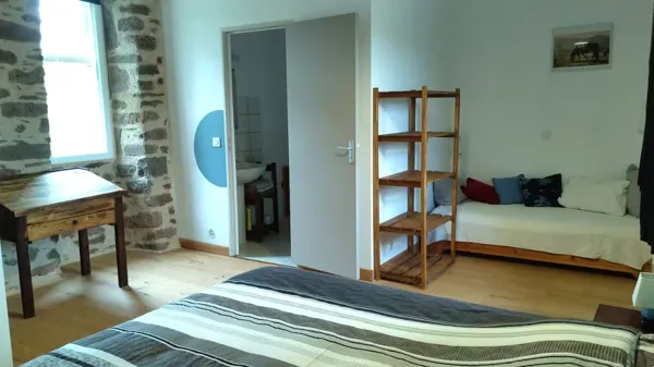 Chambre/salle de bain avec wc,un canapé afin de lire sans déranger le ou la dormeuse