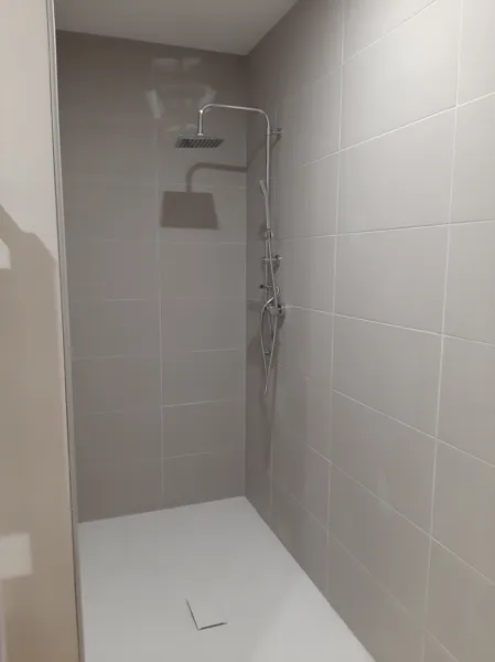 Douche dans salle de bain n°2