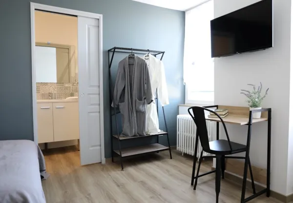 chambres équipées de bureau portant à vêtements TV
