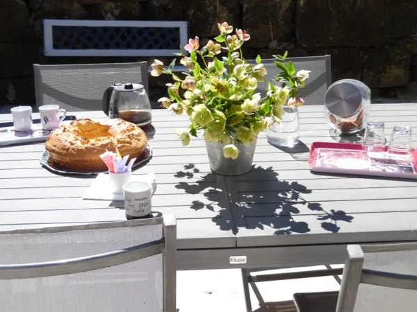 Petit déjeuner à l'extérieur avec une fouace maison