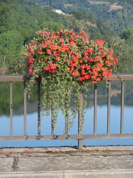 Le pont de Livinhac avec ses jardinières de fleurs