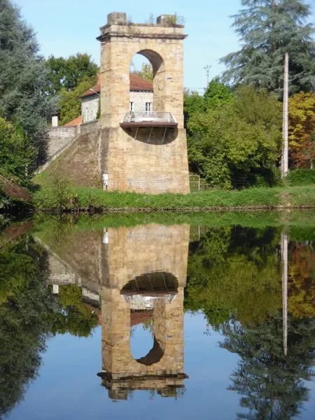 Reflet de la pile du pont dans le Lot