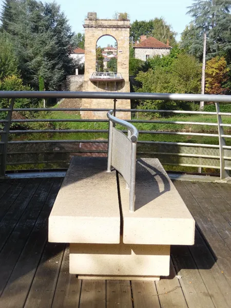 La pile du pont dotée d'un belvédère d'un banc de convivialité