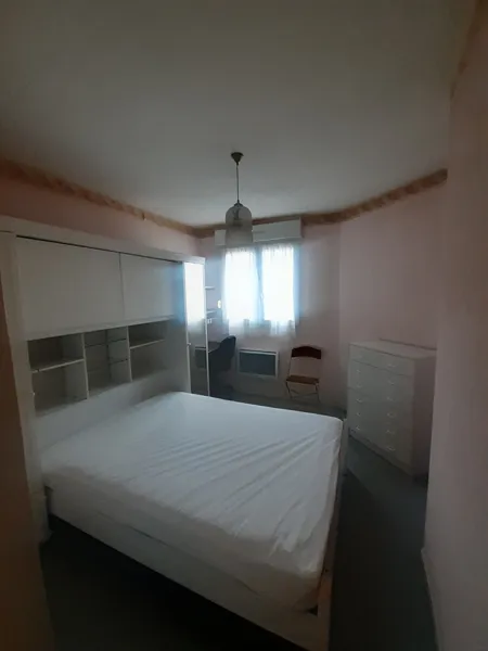Chambre avec coin bureau