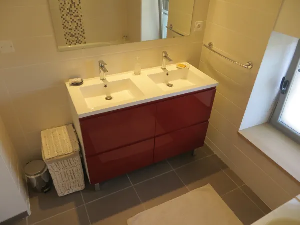 Salle de bain avec baignoire