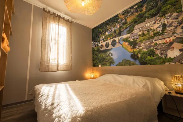 Chambre avec lit en 140 chalet du bastié 12 140 Entraygues sur Truyère