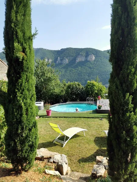 Espace Extérieur – Confort, Loisirs & Bien-Être en Pleine NatureAu Soleilo, profitez d’un espace extérieur d’exception, pensé pour la détente, le plaisir et la convivialité.Ouvert à toutes les chambres et gîtes en pleine saison, cet espace premium vous offre un cadre unique au cœur des Gorges du Tarn.🏊‍♂️ Piscine extérieure panoramiqueUne piscine parfaitement intégrée dans le paysage, entourée de nature et offrant une vue dégagée sur les falaises et la vallée.Un lieu idéal pour se rafraîchir, se détendre ou simplement savourer le soleil d’Aveyron et de Lozère.✨ Spa extérieur jacuzziProfitez d’un moment de pure relaxation dans notre spa extérieur.Bulles, chaleur douce et ambiance nature… l’expérience bien-être en version grand air.🏓 Table de ping-pongUn espace de loisirs pour partager un moment fun en couple, en famille ou entre amis.Parfait pour animer vos fins de journées.🍽️ Cuisine d’été & planchaUne cuisine extérieure entièrement équipée avec plancha, idéale pour préparer un repas en plein air.Un véritable plaisir de cuisiner en terrasse, dans un cadre naturel exceptionnel.