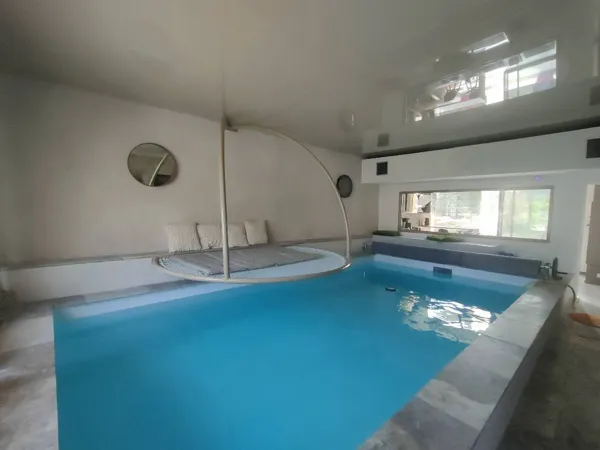 Piscine intérieure avec réservation✨ Accès Luxe – Piscine Intérieure Chauffée (Hors Saison pour un tarif a la hauteur )En hors saison, toutes les chambres et tous les gîtes du Domaine Le Soleilo bénéficient d’un avantage exclusif :3h de 16h 19hl’accès privilégié à notre piscine intérieure chauffée, un espace bien-être élégant et apaisant, conçu pour offrir un moment de détente absolu.Cet accès premium, réservé à notre clientèle, permet de profiter d’une ambiance douce et lumineuse, idéale pour se ressourcer au retour de vos escapades dans les Gorges du Tarn.Un service luxe supplémentaire, offert à l’ensemble de nos hébergements, pour sublimer votre séjour au Soleil