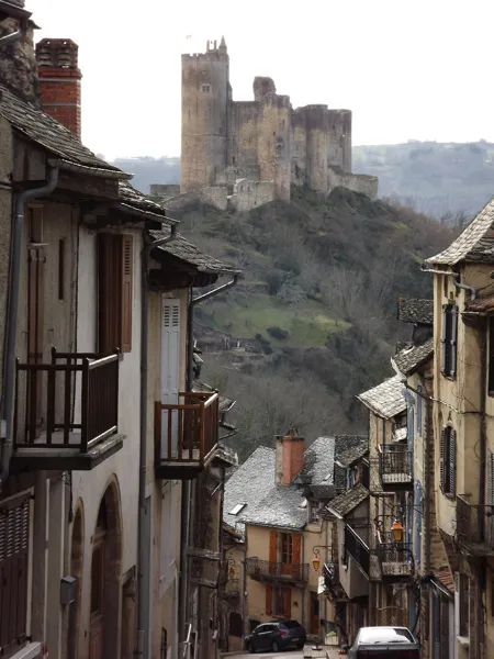 La forteresse domine le village.