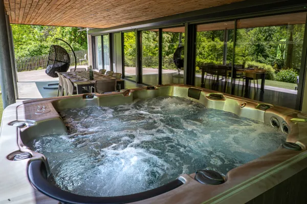 Jacuzzi et grande terrasse couverte