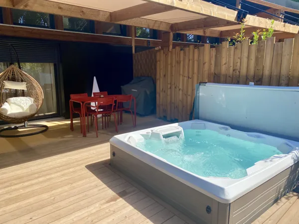 Domaine Le Vaxergues : Gite Ecolodge L'Aubrac avec Spa